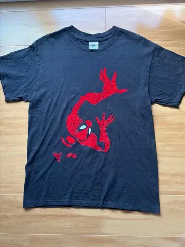 레어 [ 어둠 속에서 당신에게 다가가는 ] 스파이더맨 프린트 T셔츠