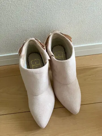 리본 포함 비쥬 힐 부티 베이지