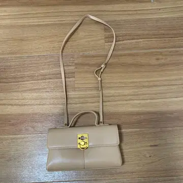 베이지 숄더백 골드 금장 장식