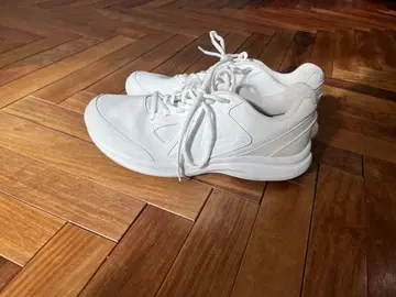 [ 할인 중 ] Reebok 화이트 스니커즈