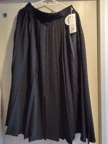 a.v.v 도트 플리츠 스커트