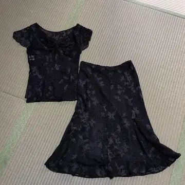 23구 블랙 꽃무늬 상의와 스커트 셋업 이너 포함