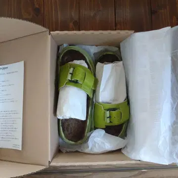 미사용 새상품! trippen 그린 퍼 샌들 36