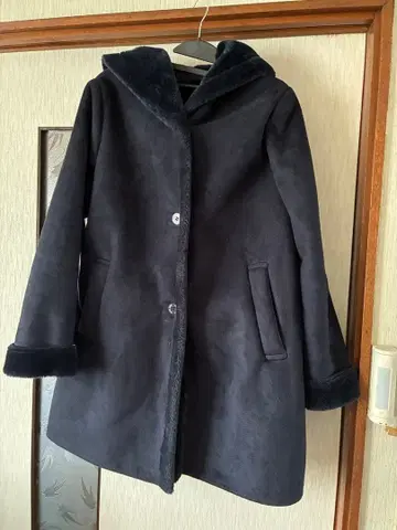 DoCLASSE 후드 부착 무스탕 코트 네이비