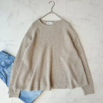 새상품급 [ BEARDSLEY ] 울 플레어 심플 촉촉 니트