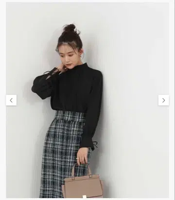 가루다 도비 프릴 넥 핀턱 블라우스