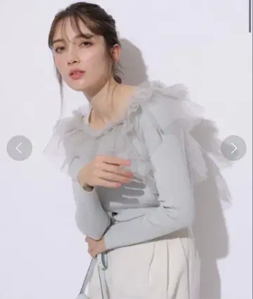 아푸와이저 리셰 데콜테 튤 프릴 니트