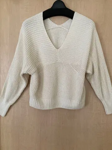 투모로우랜드 볼지 아이보리 V넥 니트 긴팔 스웨터