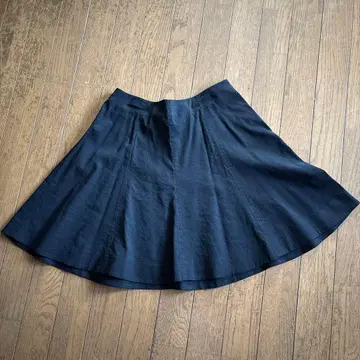 띠어리 블랙 플레어 스커트 무릎 기장