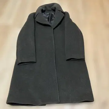 Theory의 코트입니다.