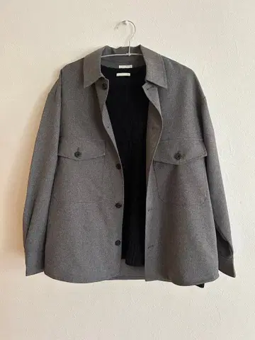 2개 세트 블랙 니트와 그레이 울 혼방 셔츠 자켓 (UNIQLO)