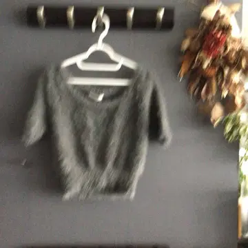 내추럴 뷰티 베이직 그레이 반팔 오프숄더 스웨터