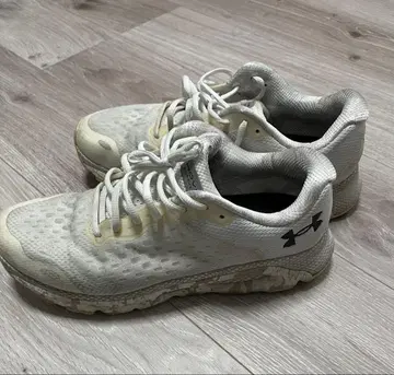 언더 아머 화이트 러닝화