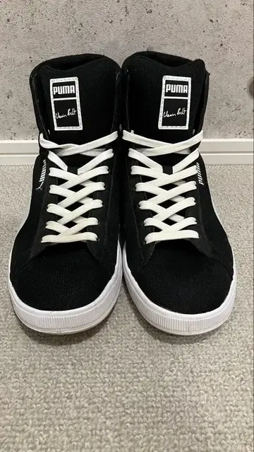 PUMA 하이컷 스니커즈 블랙/화이트