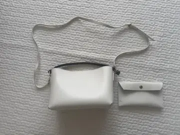 화이트 숄더백 파우치 포함