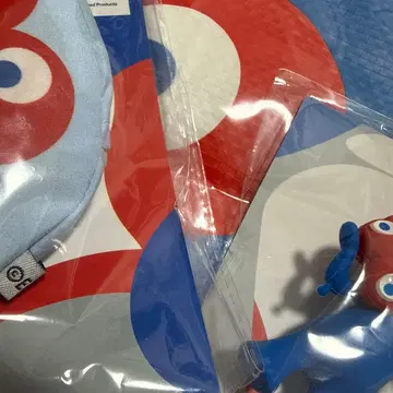캐릭터 굿즈 파랑과 빨간색 디자인
