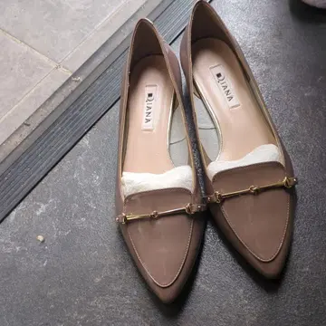 DIANA 브라운 스틸레토 펌프스