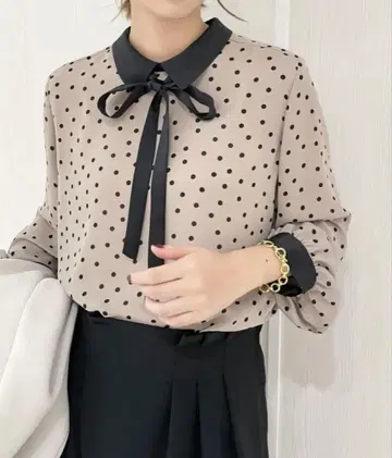 새상품급 라토타리테 도트 바이컬러 보타이 블라우스 베이지