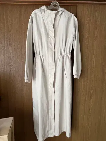 화이트 후드 부착 롱 코트