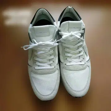 화이트/블랙 로우컷 스니커즈