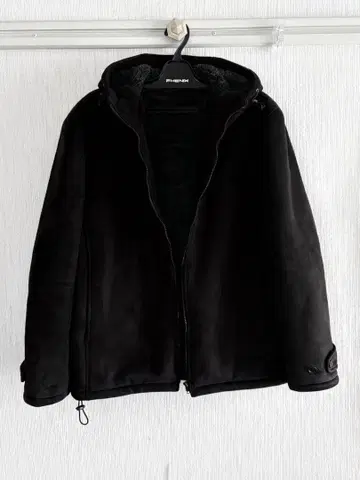 후드 부착 블랙 자켓