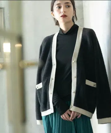 미사용 새상품 오파크 클립 페더 얀 V넥 가디건 차콜