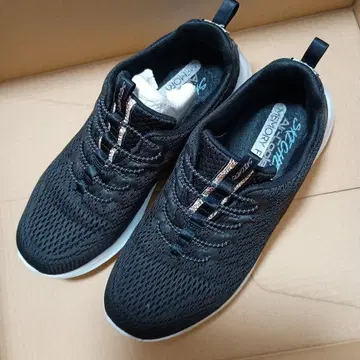 Skechers 블랙 스니커즈