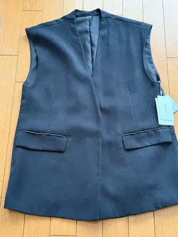 Mila Owen 블랙 슬리브리스 베스트