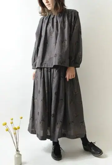 면 린넨 꽃무늬 블라우스 차콜 그레이