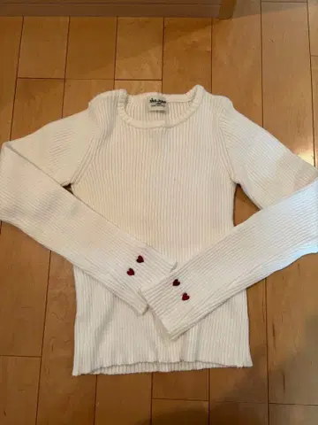 TINA:JOJUN 스웨터 빨간색 하트 버튼 포함