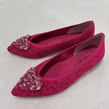 비쥬가 달린 핑크 플랫슈즈