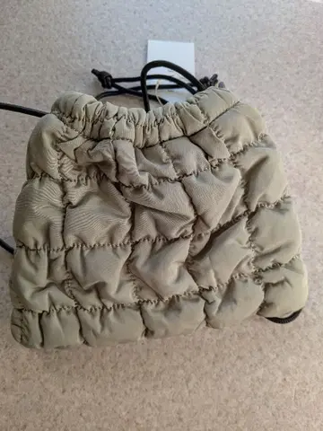 새상품 퀼팅 스마트폰 숄더백 베이지