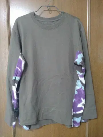 CURLY T 절개 슬리브 면 100% 카키 x 타이다이 일본제