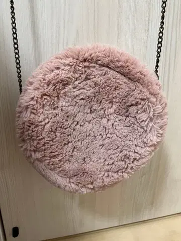 퍼 소재 핑크 숄더백