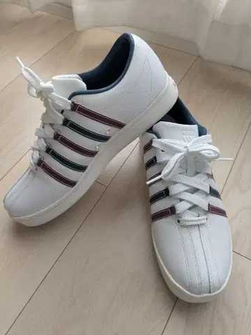 K-SWISS 화이트 스트라이프 디자인 스니커즈