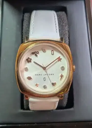 MARC JACOBS 화이트 가죽 손목시계