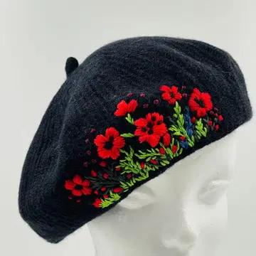 울 소재 블랙 베레모 빨간색 꽃 자수