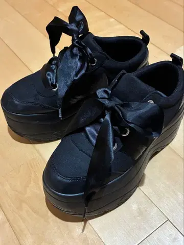 블랙 리본 포함 통굽 스니커즈 위고 M
