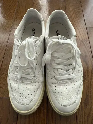 AUTRY 화이트 스니커즈 메달리스트