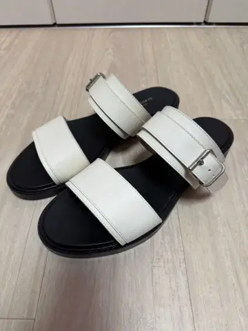 UNITED TOKYO 뉴 컴포트 스트랩 샌들 사이즈 2