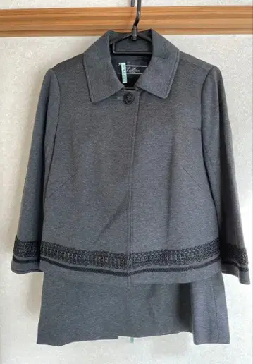 레리안 차콜 그레이 자켓 스커트 셋업