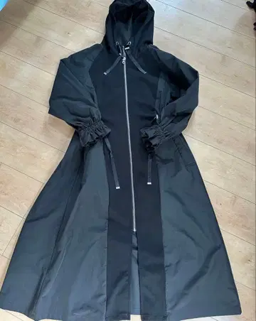 후드 부착 블랙 롱 코트