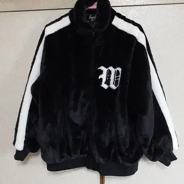 보아 자켓 블랙과 화이트 플리스 소재