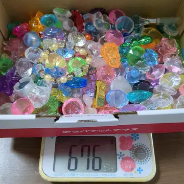 컬러풀한 공룡 피규어와 팔찌 세트