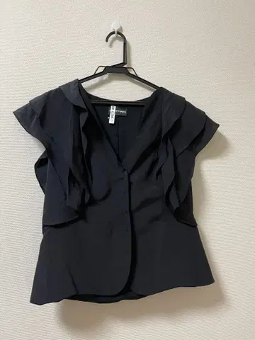 엠포리오 아르마니 블랙 슬리브리스 블라우스