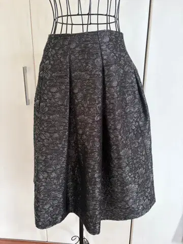 시빌라 블랙 꽃무늬 플레어 스커트