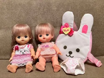 멜짱 인형 2개와 토끼 모양 아기띠