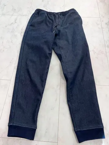 다크 블루 팬츠