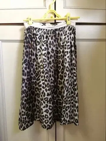 LA PRESTIC OUISTON 실크 레오파드 무늬 무릎 기장 스커트