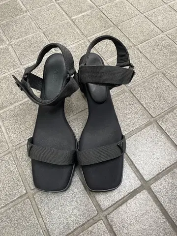 YELLO 블랙 스트랩 샌들